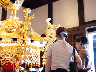 豪華絢爛な神輿が展示されています。
